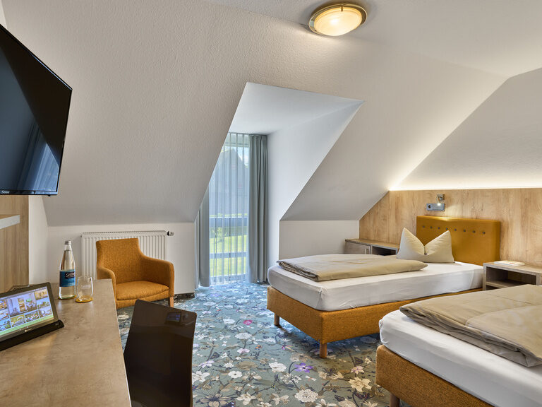 Komfortables Hotelzimmer mit modernen Betten und stilvollem Interieur im Hotel Seerose