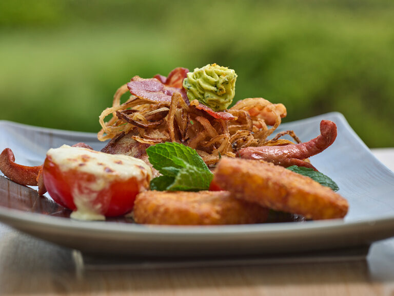 Grillteller im Restaurant des Hotel Seerose – saftiges Fleisch und Beilagen in Nahaufnahme