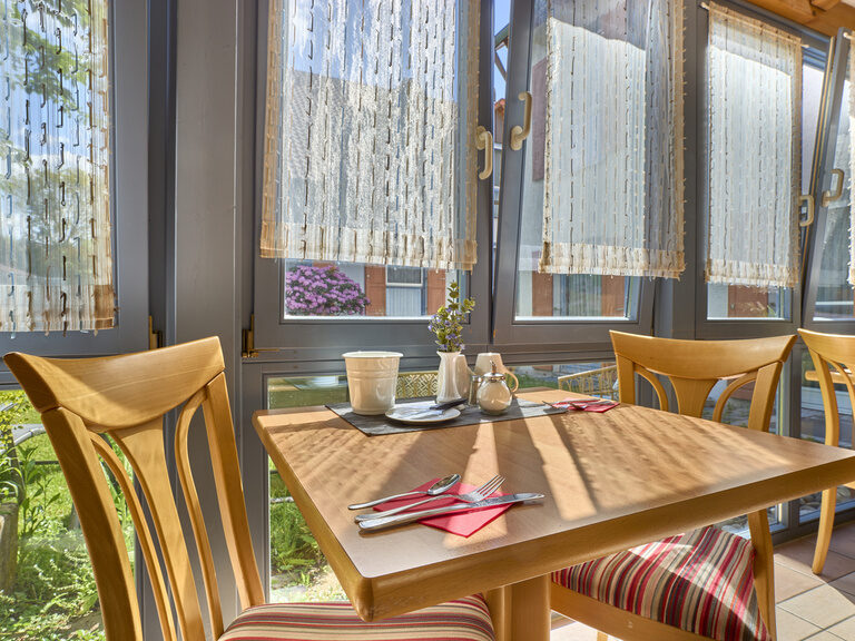 Stimmungsvoll gedeckter Holztisch mit Besteck im Landgasthof Seerose