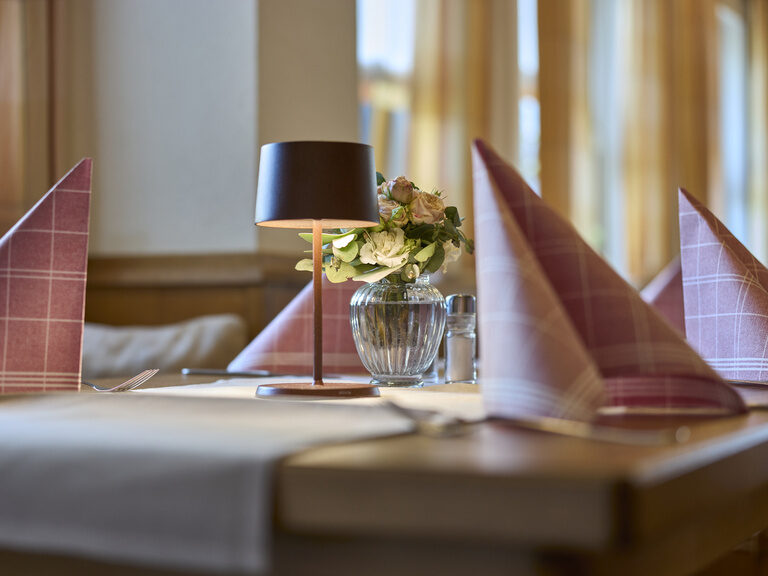 Stilvoll gefaltete Servietten auf einem Holztisch im Hotel Seerose