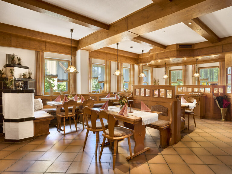 Traditionell eingerichtete Gaststube mit Holzmöbeln im Hotel Seerose