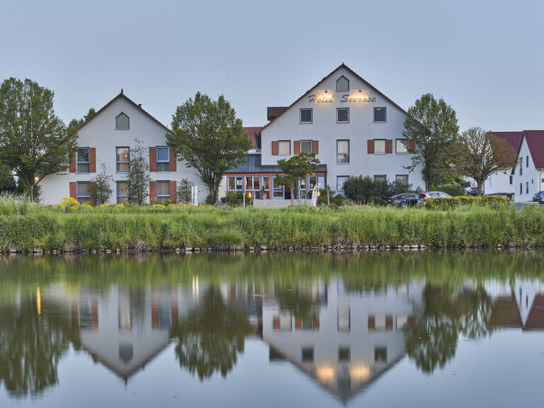 Hotel Seerose in Mittelfranken, vom Seeufer aus gesehen
