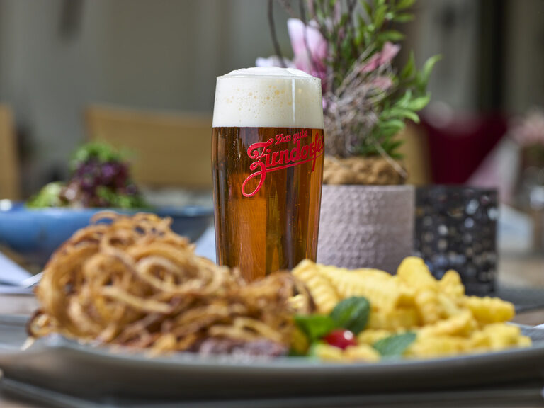 Traditioneller bayerischer Zwiebelrostbraten mit Bier im Hotel Seerose