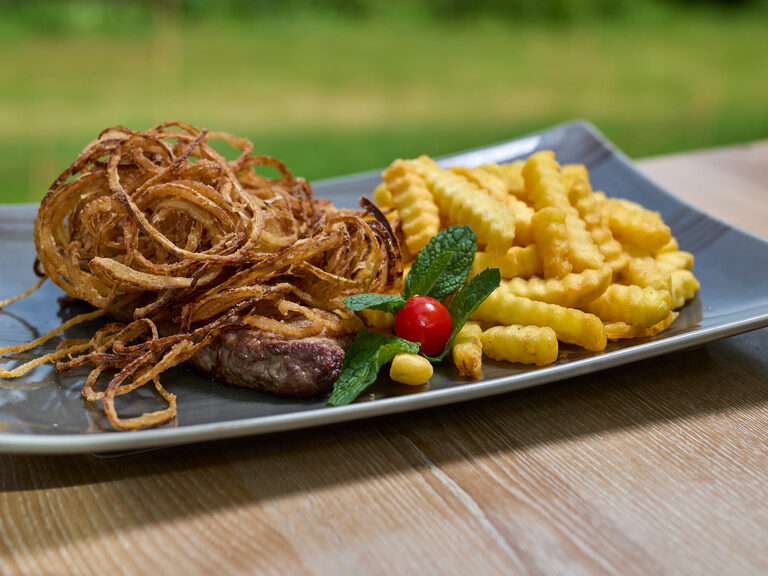 Zwiebelrostbraten mit knusprigen Pommes frites im Hotel Seerose